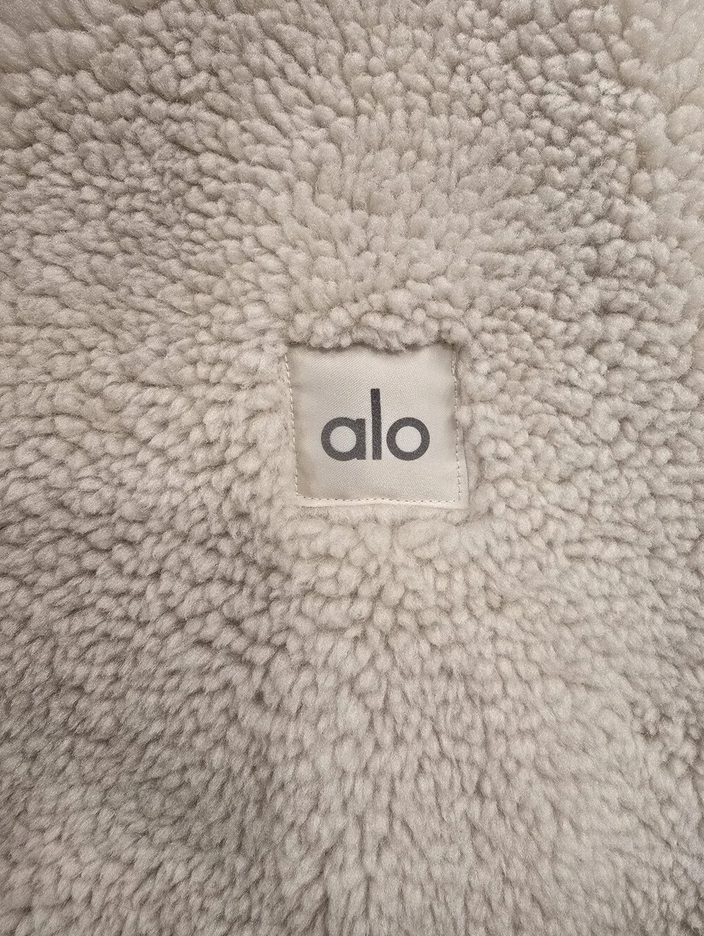 Alo Yoga Foxy Sherpa Jacket - Bone XS